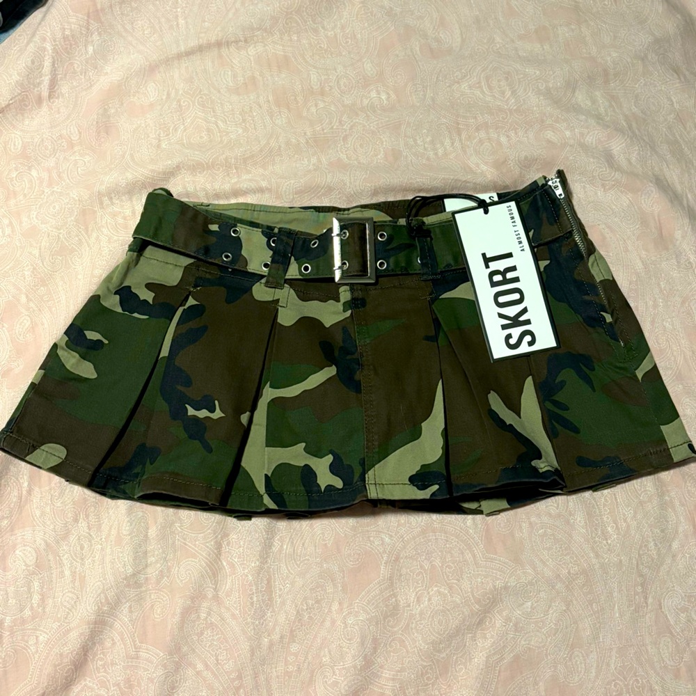 NWT Almost Famous Green Camo Shorts Skort with Buckle Belt S